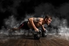 ŞINAV ÇEKEN KASLI ADAM DUVAR POSTERİ